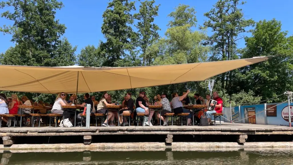 Das Frankenfloß fährt vorbei